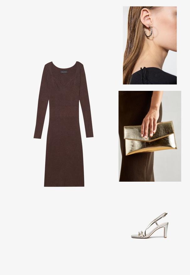 Brązowa, prążkowana sukienka z długim rękawem, o okrągłym dekolcie i dopasowanym kroju. Posiada szczegóły w kształcie litery V w szwie na korpusie.; Srebrne metaliczne sandały na wysokim obcasie z odkrytymi palcami, z trzema cienkimi paskami na stopie i paskiem na kostkę z klamrą.; Złota metaliczna kopertówka o gładkiej teksturze, z trójkątnym zapięciem na klapkę. Ręka trzymająca torbę ma starannie wypielęgnowane paznokcie.; Srebrny kolczyk w kształcie koła z polerowanym wykończeniem, z małymi złotymi akcentami, noszony na płatku ucha.