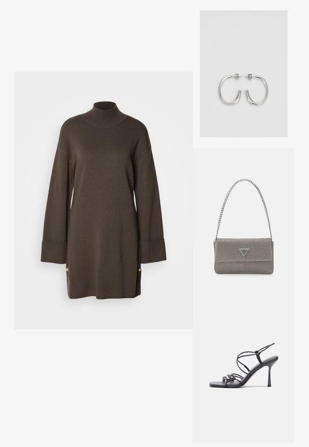 Barna kötött garbó pulóver hosszú ujjakkal, bordázott mandzsettákkal és oldalsó hasítékokkal, aranyszínű díszgombokkal. Puha tapintás.; Fekete magas sarkú szandálok vékony pántokkal, csomózott mintával, sima négyzetes orral és karcsú stiletto sarkal rendelkeznek.; Világosszürke fémes kézitáska lánc pánttal, kis kör alakú fém kifinomult díszítéssel és háromszög alakú márkagéppel.; Ezüst karika fülbevalók sima, fényes felülettel. Lekerekített forma, könnyű kialakítással, tűs zárómechanizmussal.