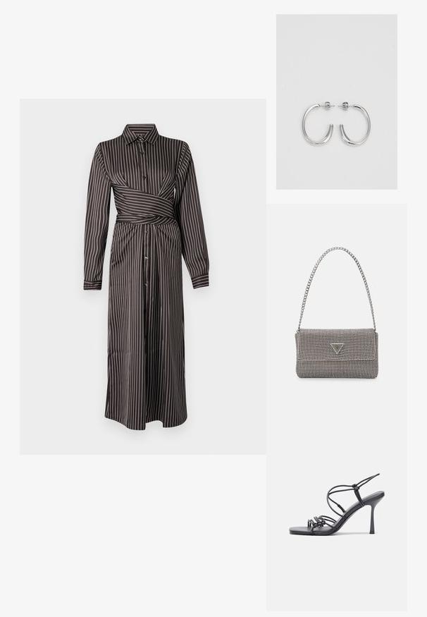 Czarna i biała sukienka koszulowa w paski, z kołnierzykiem, długimi rękawami, z przodu na guziki, z paskiem w talii i spódnicą do kolan. Gładka struktura materiału.; Czarne sandały na wysokim obcasie mają cienkie paski z węzłowym wzorem, gładki, kwadratowy czubek i smukły obcas w stylu szpilki.; Jasnoszara metaliczna torebka na łańcuszku, ozdobiona małymi okrągłymi metalowymi ćwiekami oraz trójkątnym logo marki.; Srebrne kolczyki na biglu o gładkim, błyszczącym wykończeniu. O zaokrąglonym kształcie, lekkim designie, z zamknięciem na zatrzask.
