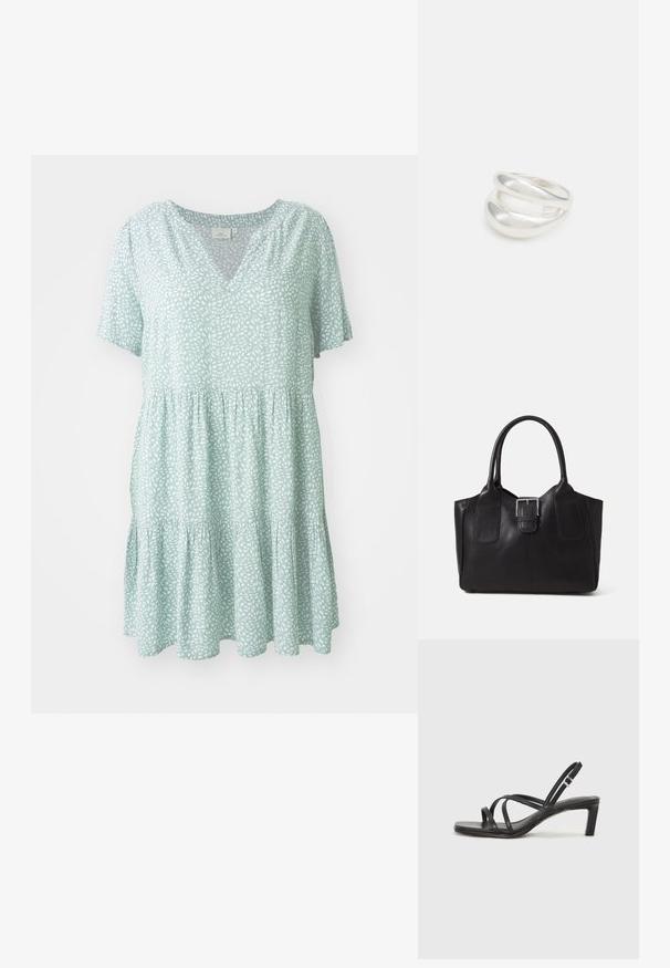 Vaaleanvihreä mekko, jossa on V-mallinen kaula-aukko, lyhyet hihat ja laskostettu kerroksellinen hame. Mekko on koristeltu valkoisella lehväkuviolla.; Mustat hihnalligat, joissa on neliön muotoinen kärki ja matala lohkokorko. Ominaisuuksiin kuuluu useita ohuita hihnoja ja säädettävä nilkkahihna. Valmistettu sileästä nahasta.; Musta nahkainen olkalaukku, jossa on sileä pinta, ryhdikäs muoto, kaksi kahvaa ja silmienpistävä hopeinen solkiyksityiskohta edessä.; Hopeinen kaksinkertainen rengas, jossa on sileä, kiillotettu pinta. Siinä on sulava, kaareva muotoilu, jossa on päällekkäisiä osia modernin ilmeen saavuttamiseksi.