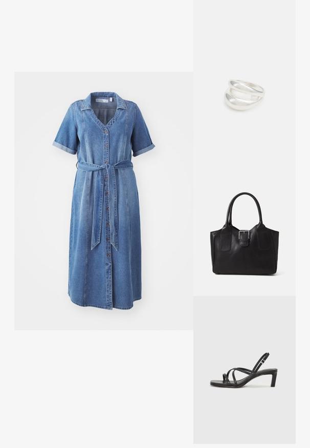 Denimkjole med korte, oprullede ærmer, knaplukning foran og en bundet taljebælte. Har en krave og en lys blå farve.; Sort remsandale med firkantet tå og en lav blokeret hæl. Har flere tynde stropper og en justerbar ankelrem. Fremstillet af glat læder.; Sort læder tote taske med glat tekstur, struktureret form, to håndtag og en fremtrædende sølvspænde detalje på forsiden.; Sølvring med dobbeltbånd og en glat, poleret overflade. Den har et flydende, buet design med overlappende sektioner for et moderne udtryk.
