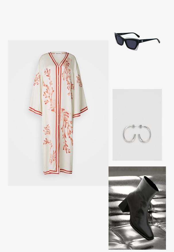 Malina NAYA PRINTED KAFTAN - Dnevna haljina - red; Crni gležnjača napravljena od sjajnog materijala sa četvrtastim vrhom i suženom petom, postavljena protiv srebrne sjajne pozadine sa nabranim uzorkom.; Crne oversize sunčane naočale geometrijskog oblika, s tamnim staklima i kontrastnom sivom dekoracijom na okviru. Logo na dršci.; Srebro naušnice u obliku prstena s glatkom, sjajnom završnom obradom. Zaobljenog oblika, laganog dizajna, s kopčom na poleđini.