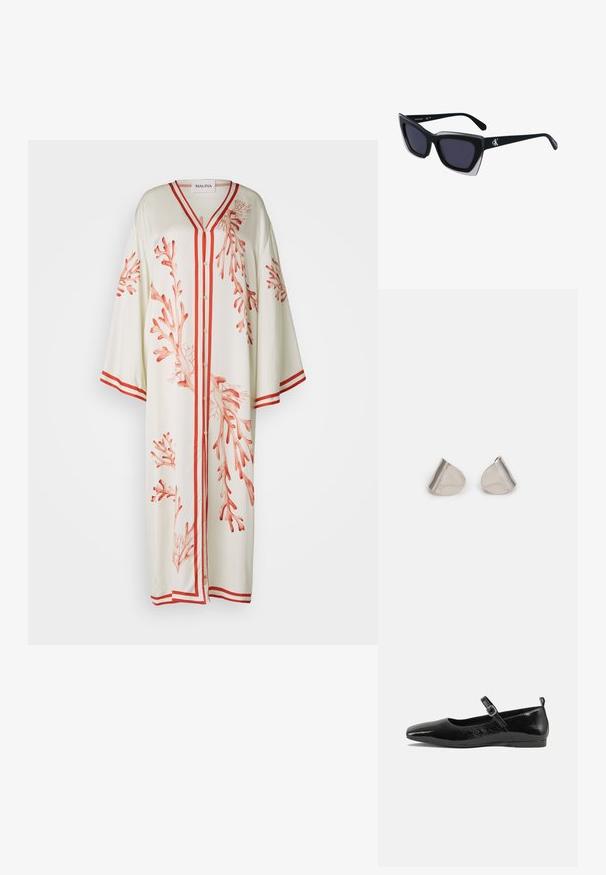 Malina NAYA PRINTED KAFTAN - Freizeitkleid - red; Schwarze Lackleder-Ballerina mit spitzem Zeh, einem Knöchelriemen mit Schnalle und einer glatten, glänzenden Oberfläche. Flacher Absatz für Komfort.; Schwarze übergroße Sonnenbrille mit geometrischer Form, ausgestattet mit dunklen Gläsern und einem kontrastierenden grauen Detail im Rahmen. Logo am Bügel.; Silberne Metalohrringe mit einer glatten, tröpfchenförmigen Form und einer polierten Oberfläche. Subtile Gravuren fügen Details hinzu. Minimalistisches Design.