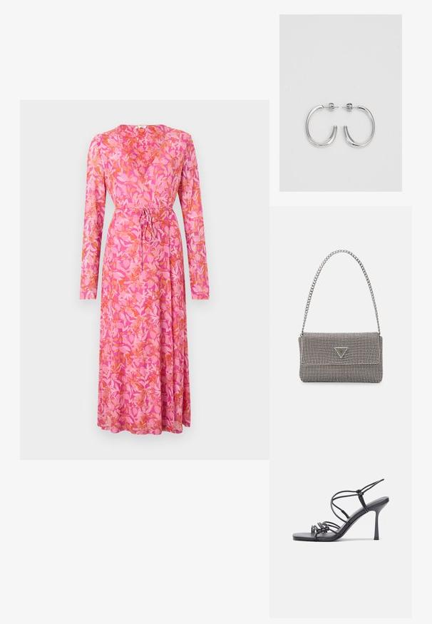 Ilgo rankovės apgaubimo suknelė rožinės spalvos audinyje, su oranžinėmis gėlėmis, surišama juosmens ir laisvai krintančiu A-silhouette.; Juodos aukštakulnės sandalai pasižymi plonyčiais dirželiais su mazgo dizainu, lygiu kvadratiniu pirštu ir elegantišku stiletto kulnu.; Šviesiai pilka metalinė rankinė su grandinėlės dirželiu, papuošta mažais apvaliais metaliniais smeigėmis ir trikampiu prekės ženklu.; Sidabriniai lankelio formos auskarai su lygiu, blizgiu paviršiumi, išlenktos formos ir su užsegimu. Minimalistinio dizaino su moderniu apdaila.