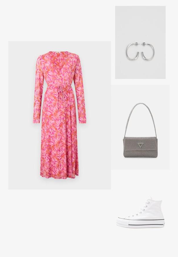 Haljina s dugim rukavima u ružičastom materijalu, s cvjetnim uzorkom u narančastoj boji, s pojasom na vezanje i lepršavim A-linijom.; Bijela visoka platnena tenisica s crnom gumenom potplatom, prednjim gumenim zaštitnikom prstiju i šest rupa za vezanje, s čistim, minimalističkim dizajnom.; Svijetlosivi metalik ruksač s lancem, ukrašen malim okruglim metalnim zakovicama i trokutastim logotipom marke.; Srebro naušnice u obliku prstena s glatkom, sjajnom završnom obradom. Zaobljenog oblika, laganog dizajna, s kopčom na poleđini.