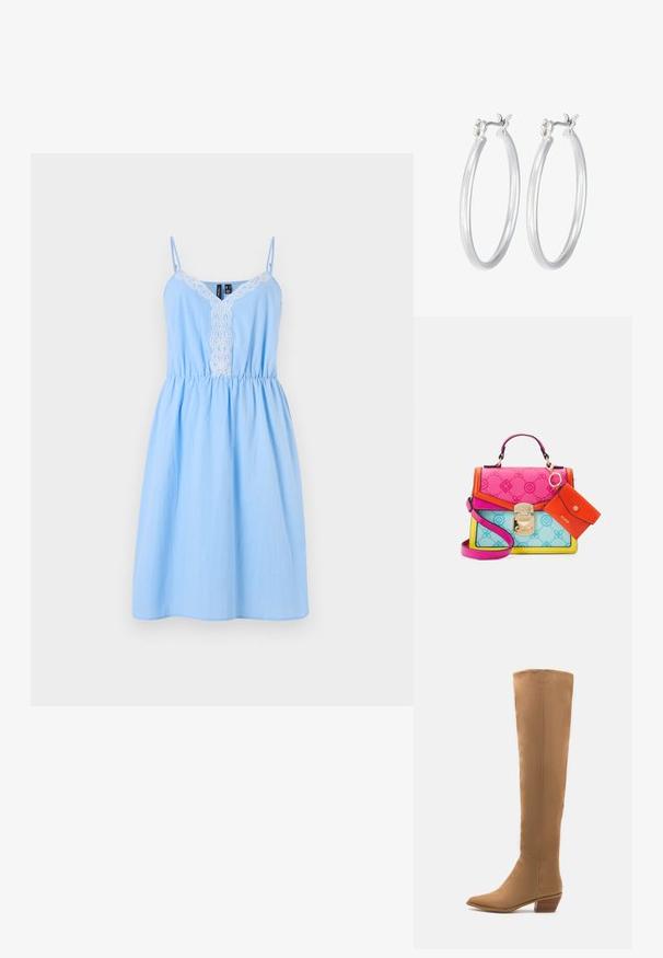 Svetlomodré letné šaty z bavlny s nastaviteľnými ramienkami, V-výstrihom a bielou čipkovou výzdobou na prednej strane, s naťahovacími detailmi v oblasti pása.; Tyrkysové kožené čižmy po kolená z hladkého materiálu s špicatou špičkou a nízkym plochým podpätkom. Jednoduchý dizajn, žiadne viditeľné vzory alebo akcenty.; Viacfarebná kabelka s ružovými, modrými a žltými panelmi, so zlatými kovovými doplnkami a odnímateľným oranžovým puzdrom na karty. Textúrovaný povrch.; Strieborné kruhové náušnice s hladkým, lesklým povrchom. Kolový tvar a bezpečné klikanie na uzatváranie. Ľahký dizajn vhodný na každodenné nosenie.