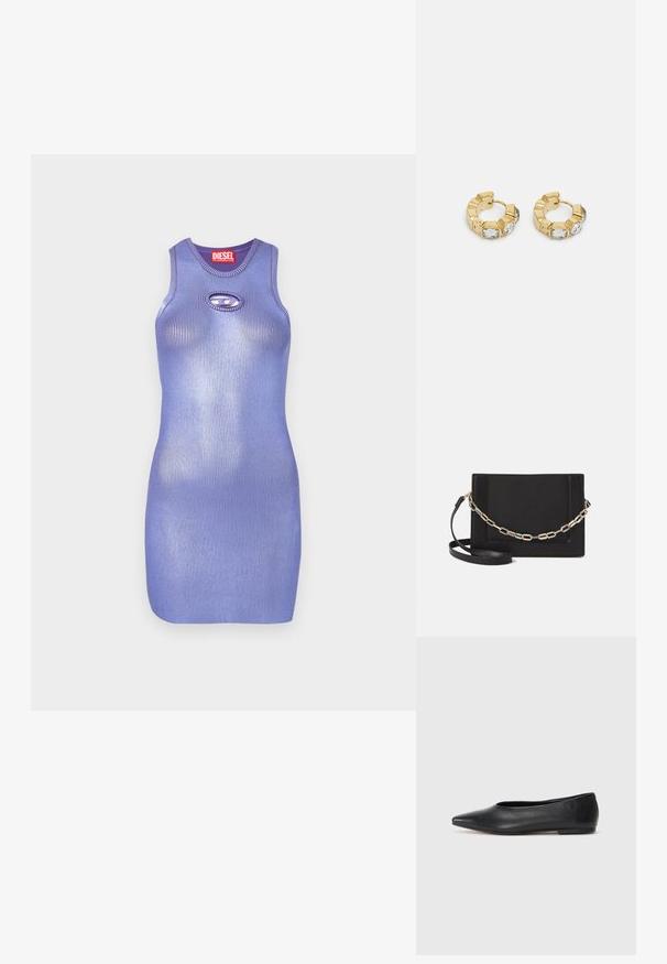 Lila gerippte Strickkleid mit Rundhalsausschnitt und Ausschnitt-Detail. Schlankes, figurbetontes Design. Markenname auf dem Etikett aufgedruckt.; Schwarze Leder-Balletschuhe, spitze Zehenform, minimalistische Gestaltung, glatte Textur, niedriger Absatz, keine sichtbaren Beschläge oder Verzierungen.; Schwarze Leder-Crossbody-Tasche mit glatter Textur, rechteckiger Form und metallic-kettendetail auf der Vorderseite. Verstellbarer Gurt inklusive.; Goldene Creolen mit einem strukturierten Design und drei klaren Kristallakzenten auf einer Seite, die eine moderne geometrische Ästhetik bieten.