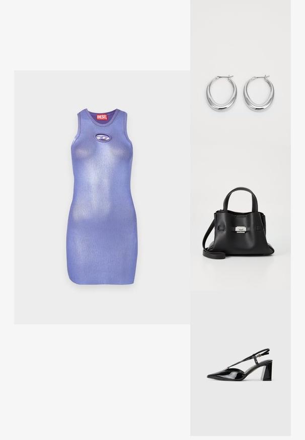 Lilla ribiga kudumkleit ümmarguse kaelusega ja võtmeaugu lõikega detailiga. Sujuv, keha järgiv disain. Brändinimi on nähtaval sildil.; Mustadast mustast lakknahast kõrge kontsaga kingad, millel on terav varvas, reguleeritav rihm ja jäme ristkülikuline konts.; Mustmust kott, millel on tekstuuriga viimistlus, sisaldab kahte ülemist kättehaaret, eemaldatavat õlarihma ja hõbedast luku detaili.; Polished hõbedased kuplikuulidega kumerad kõrvarõngad, millel on hingedega klambrid, valgel taustal.