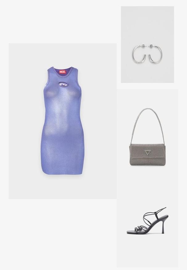 Violetinės vertikalios juostelės megztos suknelės, apvaliu iškirpimu ir raktinės skylutės detalėmis. Sklandi, figūrą išryškinanti konstrukcija. Prekės ženklas pateiktas etiketėje.; Juodos aukštakulnės sandalai pasižymi plonyčiais dirželiais su mazgo dizainu, lygiu kvadratiniu pirštu ir elegantišku stiletto kulnu.; Šviesiai pilka metalinė rankinė su grandinėlės dirželiu, papuošta mažais apvaliais metaliniais smeigėmis ir trikampiu prekės ženklu.; Sidabrinės auskarai žiedai su lygiu, blizgiu paviršiumi. Suapvalinta forma, lengvas dizainas, su uždarymu ant smeigtuko.