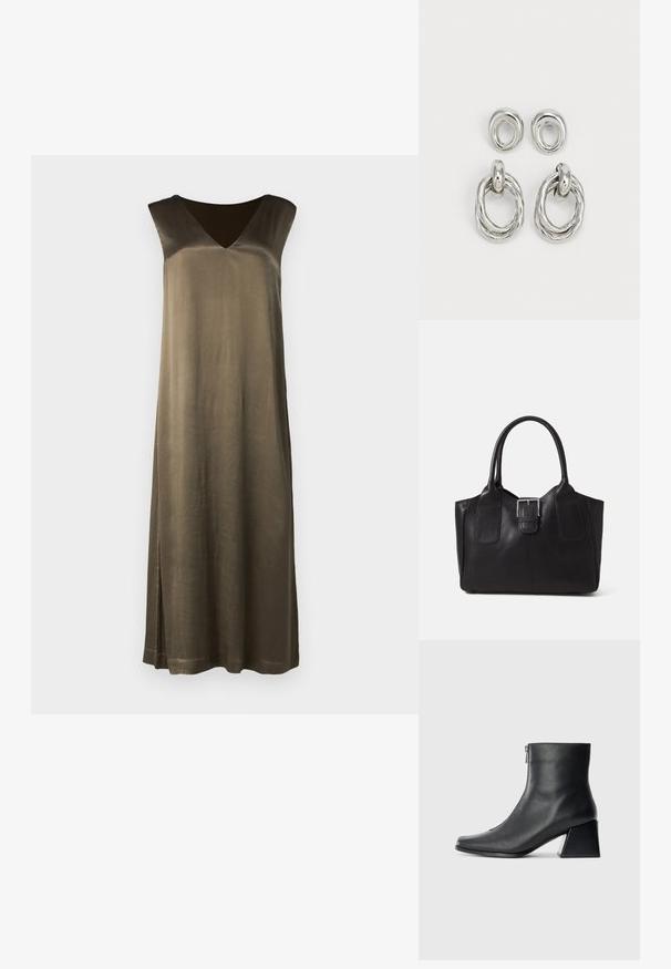 Robe sans manches longue, vert olive, avec un décolleté en V, texture lisse et fente sur le côté. Fabriquée en matériau semblable à de la soie. Silhouette simple et droite.; Bottine en cuir noir avec un bout carré, fermeture éclair sur le côté et talon bloc sur fond clair uni.; Sac fourre-tout en cuir noir avec une texture lisse, une forme structurée, deux poignées et un détail en boucle argentée proéminent à l'avant.; Boucles d'oreilles en métal ton argent, comprenant deux modèles : un anneau circulaire torsadé et un clou circulaire lisse. La surface réfléchissante renforce l'élégance.