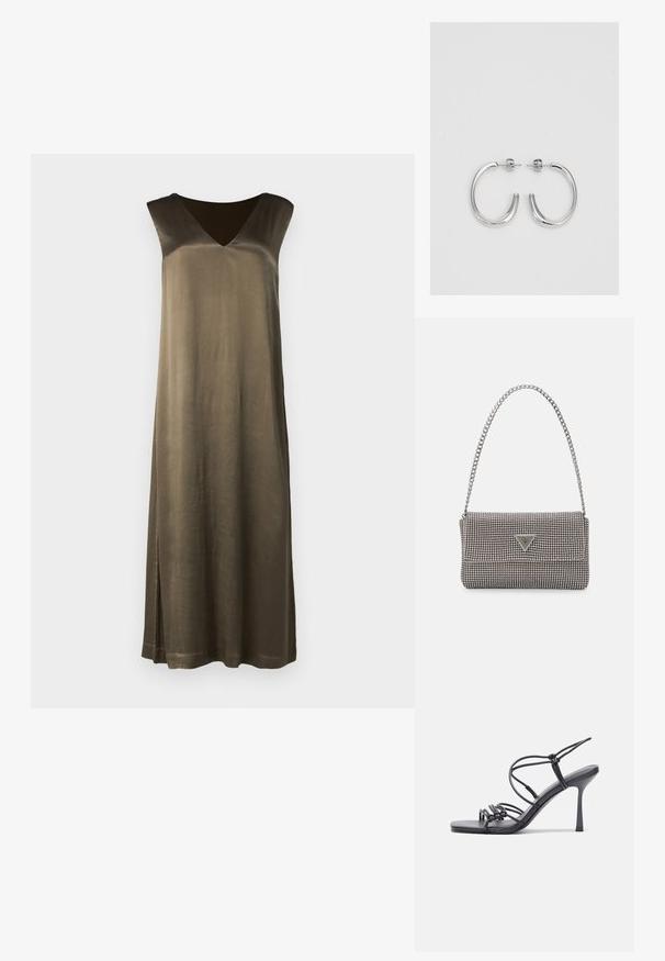 Dolga, olivno zelena brezrokavna obleka z V-izrezom, gladko teksturo in stranskim razporkom. Narejena iz materiala, ki spominja na svilo. Preprosta, ravna silhueta.; Črne visoke sandale na peto imajo tanke naramnice z vozlom, gladek kvadratni toe in eleganten stiletto peto.; Svetlo siva kovinska torbica z verižnim ročajem, okrašena z majhnimi okroglimi kovinskimi bleščicami in trikotnim logotipom blagovne znamke.; Srebrne obročaste uhane z gladko, sijočo površino. Zaobljena oblika, lahka zasnova, z zapiranjem na zatič.