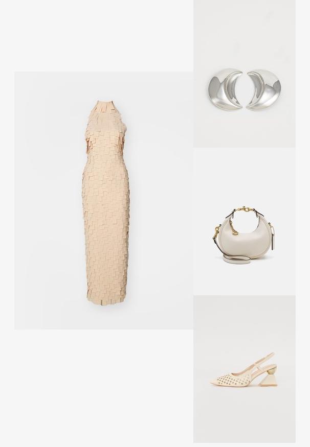Šaty meruňkové barvy s jedinečným texturovaným designem, které obsahují vrstvené, obdélníkové kousky látky. Bez rukávů, s vysokým výstřihem a přiléhavou siluetou.; Krémové nazouvací boty s perforovaným svrškem, špičatou špičkou a kontrastním trojúhelníkovým podpatkem s zlatým akcentem. Celkově hladký povrch.; Krémová kožená kabelka s půlměsíčním tvarem, zlatými kovovými detaily, černými akcenty a odnímatelným popruhem. Obsahuje řetízkový detail a visačku.; Stříbrné náušnice ve tvaru půlměsíce s lesklým povrchem, který má hladké křivky a odrážející plochy, což vytváří elegantní a moderní design.