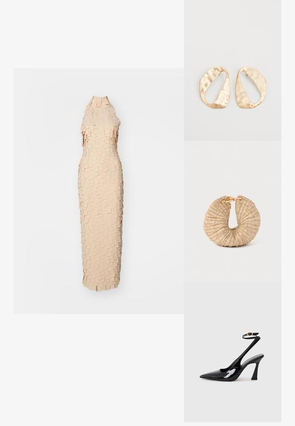 Peachinvärinen mekko, jossa on ainutlaatuinen teksturoitu muotoilu, joka sisältää kerroksittain aseteltuja suorakaiteen muotoisia kankaita. Hihaton, jossa on korkea kaula-aukko ja vartaloa myötäilevä malli.; Musta patenttinen nahka slingback-korkokengät, joissa on teräväkärkinen muoto, säädettävä nilkkastrappi ja kohtuullinen lohkokorko. Sujuva pinta kiiltävällä viimeistelyllä.; Cult Gaia UBAH - Pikkulaukku - wheat; Cult Gaia UBAH - Pikkulaukku - wheat; Pari epämuodostuneita soikeita kultasävyisiä metallikorvakoruja, joissa on teksturoitu, hieman hakattu pinta valkoista taustaa vasten.