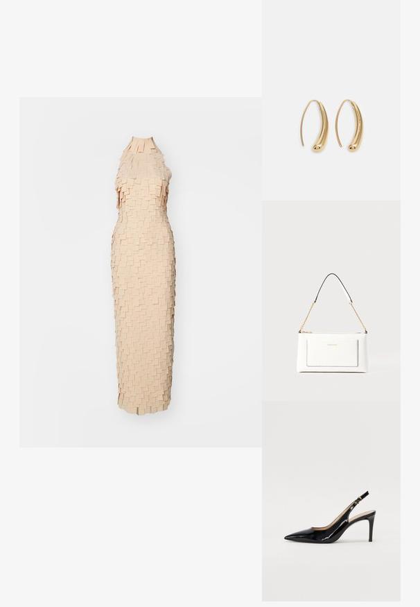Pfirsichfarbenes Kleid mit einzigartigem strukturiertem Design, das aus geschichteten, rechteckigen Stoffstücken besteht. Ärmellos mit hohem Halsausschnitt und figurbetonter Passform.; Schwarz lackierte Slingback-Pumps mit spitzem Zehenbereich, schlankem Absatz und einem subtilen Ausschnittdesign. Verfügt über eine goldene Schnalle am Riemen.; Weißes Lederhandtasche mit strukturierter Oberfläche, ausgestattet mit einem goldenen Kettenriemen und schwarzen Akzenten. Enthält eine Fronttasche und einen Reißverschluss.; Goldfarbene Metall-Hoops mit einer geschwungenen, länglichen Form. Sie verfügen über eine glatte, glänzende Oberfläche und eine abgerundete Spitze für zusätzliche Details.