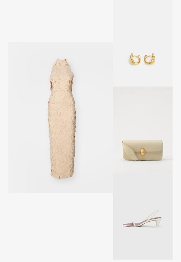 Őszibarack színű ruha egyedi textúrájú dizájnnal, rétegzett, téglalap alakú anyagdarabokkal. Ujjatlan, magas nyakú és testhez simuló fazon.; Fehér, pántos szandál enyhe sarokkal, vékony pántokkal és sima bőr textúrával; kis díszítő csattal rendelkezik.; Beige bőrtáska sima textúrával, téglalap alakban, arany ovális zárral. Hosszú, állítható pánttal rendelkezik.; Arany karika fülbevalók sima, lekerekített kialakítással, fényes felülettel. A fülbevalók kompakt, tömzsi formájúak, és zökkenőmentes kapoccsal rendelkeznek.