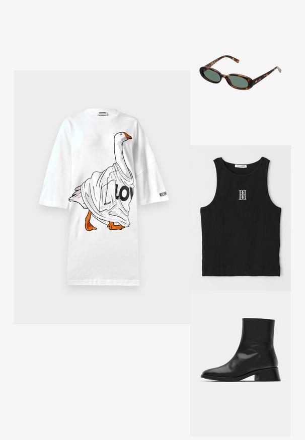 T-shirt blanc oversize ornée d'une illustration d'oie portant un maillot blanc avec "LO" imprimé. Manches courtes et texture en coton doux.; Débardeur noir côtelé avec un col rond et un logo brodé en blanc. Le tissu a une texture lisse avec une coupe ajustée.; Bottine noire en cuir brillant, au design épuré, avec un bout pointu et un petit talon bloc pour plus de stabilité.; Lunettes de soleil en écaille de tortue avec des montures ovales et des verres verts. Elles présentent des branches fines avec un accent métallique près des charnières.