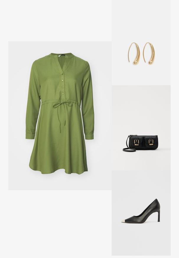 Grünes langärmliges Kleid mit V-Ausschnitt, Knopfverschluss, tailliertem Bindegürtel und schwingendem Rock. Glatter Stoff und schlichtes Design.; Schwarzer Lederschuh mit hohem Absatz, spitz zulaufender Zehenpartie und metallischer silberner Spitze. Verfügt über eine glatte Oberfläche und einen schlanken 10 cm hohen Absatz.; Schwarze Leder-Umhängetasche mit zwei vorderen Taschen, goldenen Schnallen, Reißverschluss und einem schmalen Tragegurt. Texturierte Oberfläche und kompakte rechteckige Form.; Goldfarbene Metall-Hoops mit einer geschwungenen, länglichen Form. Sie verfügen über eine glatte, glänzende Oberfläche und eine abgerundete Spitze für zusätzliche Details.