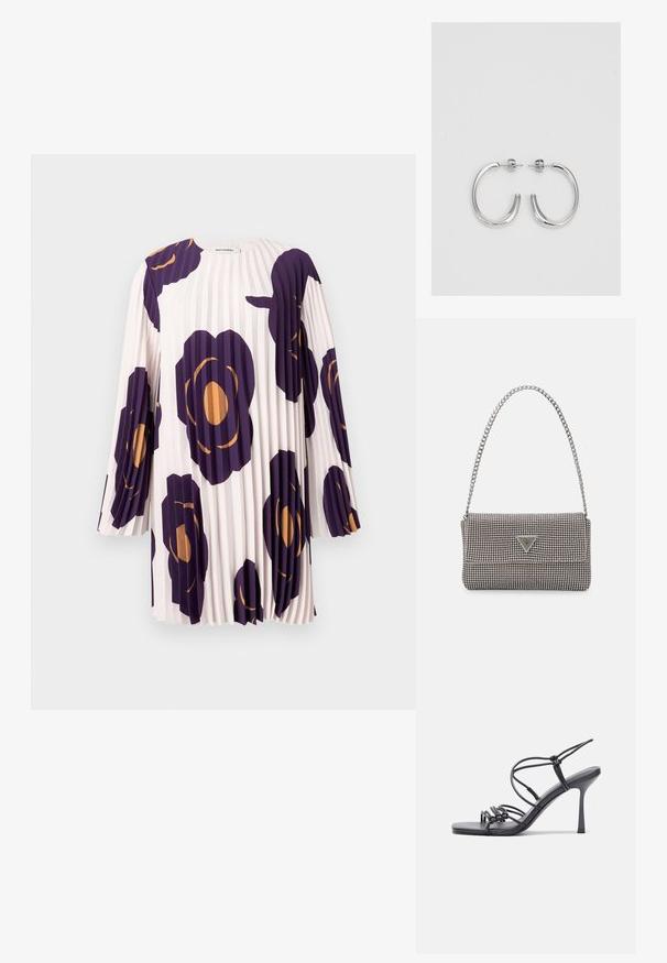 Faltenkleid mit langen Ärmeln und großen lila und orangenen Blumenmustern auf hellem rosa Hintergrund, mit dem Label Marimekko.; Schwarze, hochhackige Sandalen mit dünnen Riemen und einem geknoteten Design, einer glatten, rechteckigen Zehenpartie und einem eleganten Stiletto-Absatz.; Hellegraue metallische Handtasche mit einer Kettenriemen, verziert mit kleinen kreisförmigen metallic Nieten und einem dreieckigen Markenlogo.; Silberne Creolen mit einer glatten, glänzenden Oberfläche, einer gebogenen Form und einer Steckverschluss. Minimalistisches Design mit modernem Finish.