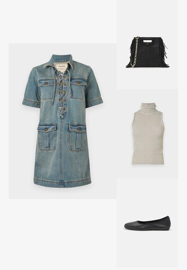 Denimkjole i lys blå med krave, korte ærmer, snørebånd foran og to brystlommer. Har syninger og gyldent hardware.; Ærmeløs turtleneck-top med lodrette sorte og hvide striber, lavet af en struktureret strikket stof, med en høj, tætsiddende krave.; Sort læderballetsko med rund tå, glat tekstur, minimal syning og et fleksibelt såldesign.; Sort læder skuldertaske med frynse-detaljer, guldkæde skulderrem og udskåret håndtag. Har logo placeret på forsiden.