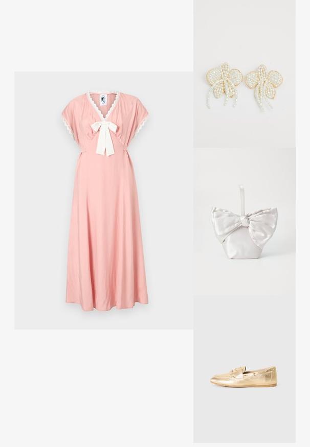 Růžové šaty s výstřihem do V, krátkými plášťovými rukávy a bílou mašlí na hrudi. Jsou zdobeny krajkovým lemem kolem výstřihu. Měkká tkanina.; Zlaté metalické kožené lodní boty s kulatou špičkou, dekorativními šňůrkami a malými oky po stranách. Plná gumová podrážka.; Saténová kabelka v bílé barvě s velkou mašlí vpředu. Kabelka má strukturovaný tvar a krátké hladké ucho.; Náušnice ve tvaru květin z perel se zlatými akcenty. Každý okvětní lístek má malé, kulaté perly uspořádané do květinového vzoru, s jemnými perlami na závěsu.