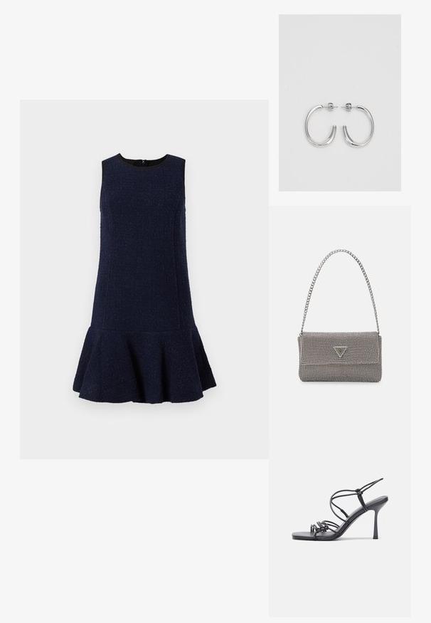 Mornarskoplua haljina bez rukava s teksturiranim završetkom, pripijenim tijelom i raširenim rubom. Ima okrugli izrez i zatvaranje s patentnim zatvaračem na leđima.; Crne sandale na visokoj potpetici imaju tanke trake s čvorastim dizajnom, glatki kvadratni vrh i elegantnu stiletto petu.; Svijetlosivi metalik ruksač s lancem, ukrašen malim okruglim metalnim zakovicama i trokutastim logotipom marke.; Srebro naušnice u obliku prstena s glatkom, sjajnom završnom obradom. Zaobljenog oblika, laganog dizajna, s kopčom na poleđini.
