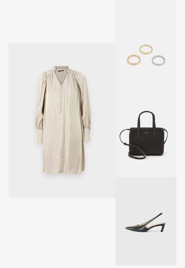 Jasno beżowa sukienka z błyszczącego materiału, z dekoltem w kształcie litery V, bufkami oraz rzędem okrągłych guzików z przodu. Miękka, gładka faktura.; Czarny but na obcasie typu slingback z ostro zakończonym noskiem, z niskim obcasem, wykonany z gładkiej skóry, z wycięciem po boku dla lepszej wentylacji.; Czarna torebka z dwoma krótkimi uchwytami i odpinanym paskiem na ramię. Gładki materiał przypominający skórę, z zamkiem błyskawicznym i detalem z logo.; Trzy metalowe pierścienie: jeden w różowym złocie, jeden złoty z teksturowanymi akcentami, oraz jeden srebrny, wszystkie z wygrawerowanym brandingiem na wewnętrznej stronie.