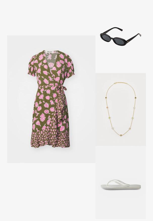 Diane von Furstenberg EMILIA różowy; Białe klapki z teksturowaną podeszwą, z cienkimi paskami i płaskim fasonem. Wykonane z gumy, z subtelnym logo na wkładce.; Czarne, oversize okulary przeciwsłoneczne z owalnymi soczewkami, gładkim plastikowym mostkiem i złotymi akcentami na zausznikach. Ciemne soczewki zapewniają ochronę przed słońcem.; Złoty naszyjnik z łańcuszka, na którym znajdują się naprzemiennie osadzone kamienie szlachetne w jasnym zielonym, różowym i przezroczystym kolorze. Każdy kamień umieszczony w okrągłej osłonie.