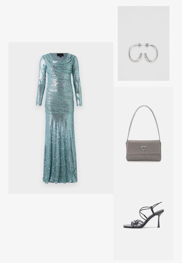Długa sukienka w kolorze morskim z dekoltem w łódkę, ozdobiona cekinami, z marszczeniami i dopasowanym krojem, który spływa do rozkloszowanego dołu.; Czarne sandały na wysokim obcasie mają cienkie paski z węzłowym wzorem, gładki, kwadratowy czubek i smukły obcas w stylu szpilki.; Jasnoszara metaliczna torebka na łańcuszku, ozdobiona małymi okrągłymi metalowymi ćwiekami oraz trójkątnym logo marki.; Srebrne kolczyki na biglu o gładkim, błyszczącym wykończeniu. O zaokrąglonym kształcie, lekkim designie, z zamknięciem na zatrzask.