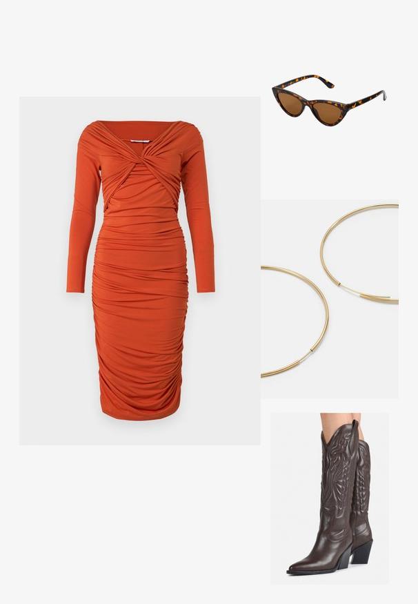 Zúžené oranžové šaty s dlhými rukávmi, s prekrúteným výstrihom a priliehavým strihom. Hladký materiál s textúrovanými detailmi.; Hnedé kožené kovbojské topánky s špicatou špičkou a blokovým podrážkou, so zložitým prešívaním a vyvýšenými akcentmi na puzdre.; Mačacie slnečné okuliare s čiernym a oranžovým želvovinovým rámom, hnedými sklami a elegantnými, špicatými koncami. Obsahujú minimalistické logo na spánku.; Zlaté kruhové náušnice, tenké a okrúhleho tvaru, s hladkým kovovým povrchom a bez ozdôb alebo vzorov.