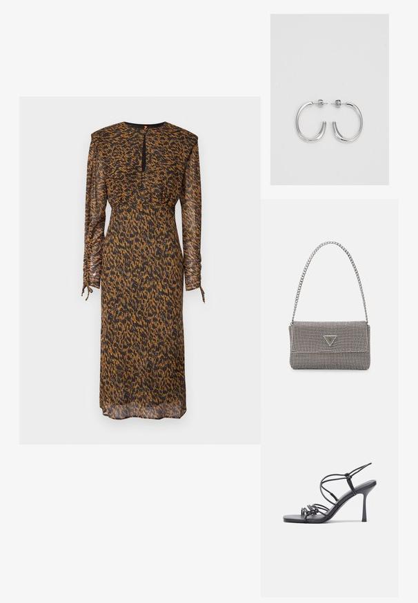 Svart och orange mönstrad klänning med långa ärmar, gathered midja och knytdetaljer på ärmarna; lätt, genomskinlig stoff.; Svarta högklackade sandaler har tunna remmar med en knuten design, en slät fyrkantig tå och en smal stilettklack.; Ljusgrå metallisk handväska med kedjestropp, prydd med små cirkulära metallnitar och en triangulär logotyp.; Silver hoopsörhängen med en slät, glänsande yta, med en böjd form och post-stängning. Minimalistisk design med en modern finish.
