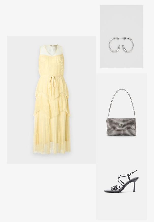 Keltainen kerroksellinen mekko, jossa on v-neck, hihaton muotoilu, tekstuurinen kangas ja solmittava vyö vyötäröllä.; Mustat korkokengät sandaalit, joissa on ohuet hihnat solmittuna, sileä neliön muotoinen varvasosa ja tyylikäs stiletto-korko.; Vaalea harmaa metallinen käsilaukku, jossa on ketjusanka. Laukku on koristeltu pienillä pyöreillä metallikoruilla ja kolmion muotoisella brändilogolla.; Hopeiset korvarenkaat, joissa on sileä ja kiiltävä pinta, kaareva muoto ja piikkikiinnitys. Minimalistinen muotoilu modernilla viimeistelyllä.