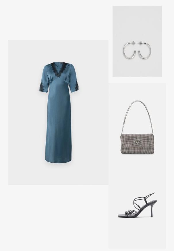 Hosszú teal színű ruhát visel sima satinból, V-nyakú, fekete csipkés díszítéssel és negyedhosszig érő, csipkével díszített ujjaival. Egyszerű dizájn.; Fekete magas sarkú szandálok vékony pántokkal, csomózott mintával, sima négyzetes orral és karcsú stiletto sarkal rendelkeznek.; Világosszürke fémes kézitáska lánc pánttal, kis kör alakú fém kifinomult díszítéssel és háromszög alakú márkagéppel.; Ezüst karika fülbevalók sima, fényes felülettel. Lekerekített forma, könnyű kialakítással, tűs zárómechanizmussal.