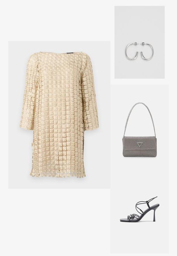 Béžové šaty s kvetinovým vzorom z textúrovaného materiálu, s voľným strihom, rukávmi po tri štvrtiny a rovnými okrajmi.; Čierne sandále na vysokom podpätku majú tenké remienky s uzlovým dizajnom, hladký štvorcový špičku a elegantný stiletto podpätok.; Svetlošedá metalická kabelka s reťazovým popruhom, ozdobená malými kruhovými kovovými štítkami a trojuholníkovým logom značky.; Strieborné kruhové náušnice s hladkým a lesklým povrchom. Okrúhly tvar, ľahký dizajn, s uzáverom na kolík.