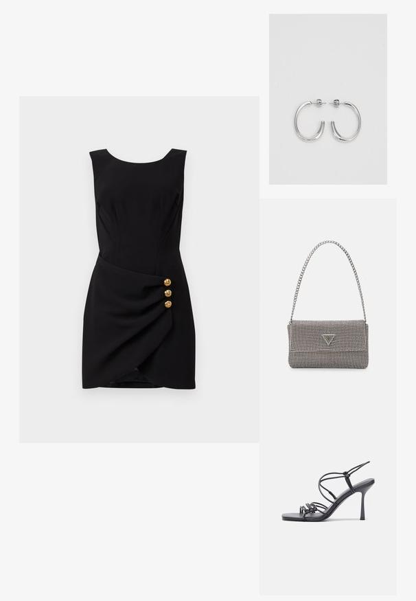 Fekete ujjatlan ruha kerek nyakkivágással, oldalt drapírozott anyaggal és három aranyszínű díszgombbal a deréknál.; Fekete magas sarkú szandálok vékony pántokkal, csomózott mintával, sima négyzetes orral és karcsú stiletto sarkal rendelkeznek.; Világosszürke fémes kézitáska lánc pánttal, kis kör alakú fém kifinomult díszítéssel és háromszög alakú márkagéppel.; Ezüst karika fülbevalók sima, fényes felülettel, ívelt formával és postazáras zárral. Minimalista, modern kivitel.