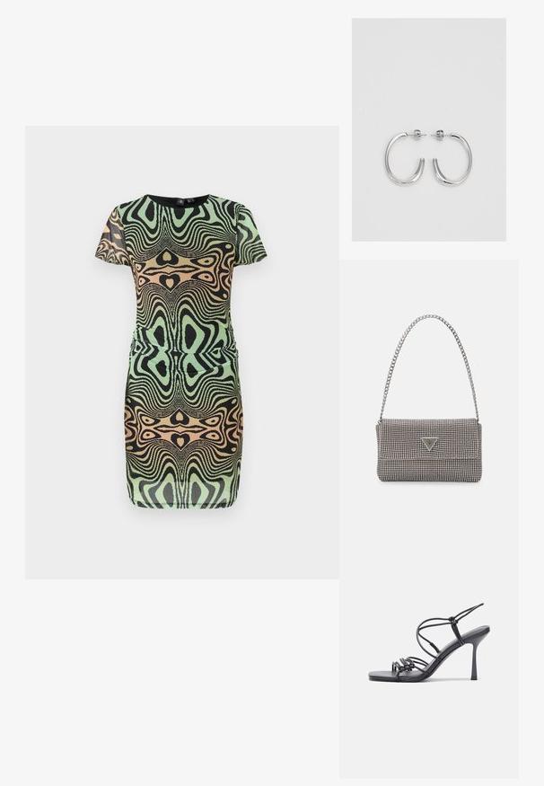 Vestido de mangas curtas em verde, preto e pêssego com um padrão ondulado. Apresenta um design ajustado e decote redondo; feito de um tecido texturizado.; As sandálias de salto alto pretas apresentam tiras finas com um design em nó, uma biqueira quadrada lisa e um elegante salto agulha.; Bolsa metálica cinza claro com uma alça de corrente, adornada com pequenos rebites metálicos circulares e um logótipo triangular da marca.; Brincos de argola prateados com um acabamento suave e brilhante. Forma arredondada, design leve, com fecho de pino.
