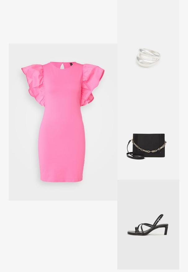 Tinkanti rožinė suknelė su pūstomis rankovėmis, pagaminta iš lygios medžiagos. Yra apvalus iškirpimas ir rakto skylutė nugaroje.; Juodi šlepetės su kvadratiniu pirštu ir žemu bloku kulnu. Yra keli ploni dirželiai ir reguliuojamas kulkšnies diržas. Pagaminti iš lygios odos.; Juodas odinis per petį nešiojamas krepšys turi lygų paviršių, stačiakampio formą ir metalinę grandinėlę priekyje. Pridedama reguliuojama dirželis.; Sidabrinis dvigubas žiedas su lygiu, poliruotu paviršiumi. Pasižymi sklandžiu, kreiptu dizainu su persipinančiomis dalimis, suteikiančiomis modernų išvaizdą.