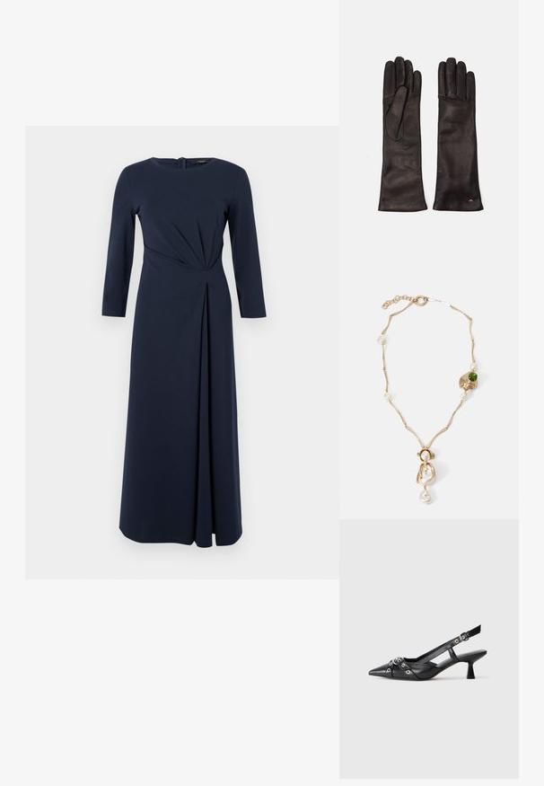 Robe bleu marine à manches longues avec un col rond, détail de taille torsadé et jupe plissée. Fabriquée en tissu lisse et extensible.; Chaussure slingback en cuir noir avec un bout pointu, des sangles décoratives avec œillets en métal et un petit talon carré. Surface texturée.; Weekend Max Mara SENAPE - Gants - nero; Collier doré avec des maillons torsadés, perles blanches et une pierre verte en accent. Présente des détails raffinés et un fermoir pour la fermeture.
