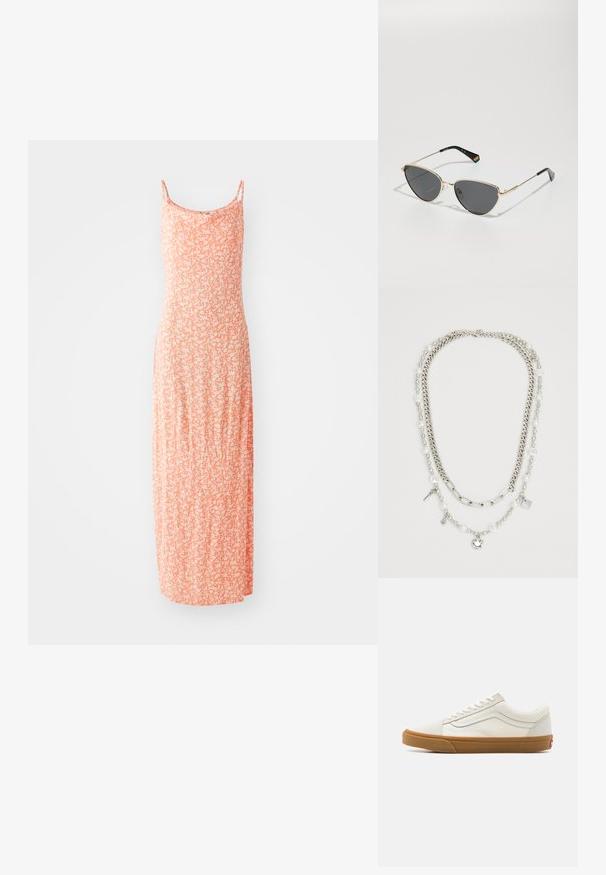 Maxikjole i blød bomuldsblanding med en lyseorange farve og hvidt blomstermønster, tynde stropper og en tætsiddende silhuet.; Hvide kanvas sneakers med lavt skaft, gummisål, rund tå, snørelukning og læderstribe på siden.; Sorte metalrammesolbriller med mørke linser, katteøjeform og sorte templer med en regnbueaccent på den ene side.; Flerlags halskæde med sølvfarvede kæder og perleperler samt vedhæng, herunder nøgler og en firkantet medaljon. Glat tekstur med skinnende finish.