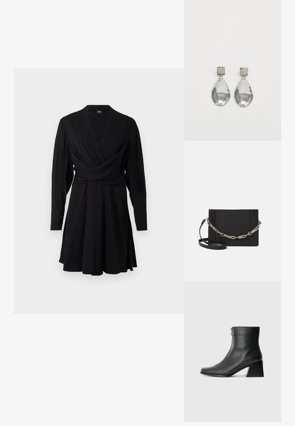 Vestido preto envolvente feito de um tecido suave, com mangas longas, decote em V e saia rodada, projetado para uma silhueta justa.; Bota de tornozelo em couro preto com bico quadrado, fecho lateral e salto bloco contra um fundo claro plano.; Bolsa crossbody de couro preto com uma textura suave, forma retangular e um detalhe em corrente metálica na frente. Inclui uma alça ajustável.; Brincos de gota em prata com um pino quadrado, apresentando um acabamento liso e polido e uma forma de gota, refletindo a luz com uma superfície brilhante.