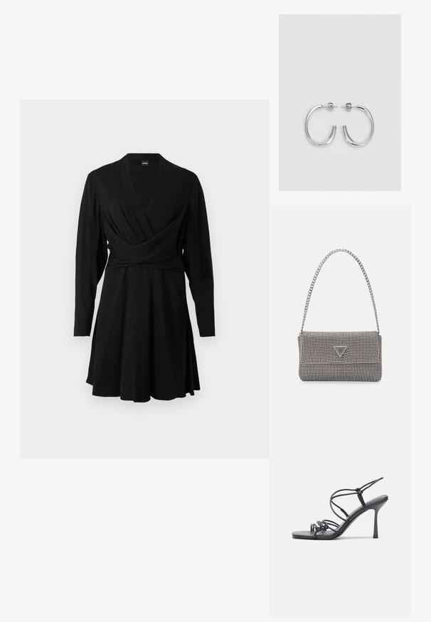 Crna haljina do koljena od mekanog materijala, s dugim rukavima, V-izrezom i raširenom suknjom, dizajnirana za uski kroj.; Crne sandale na visokoj potpetici imaju tanke trake s čvorastim dizajnom, glatki kvadratni vrh i elegantnu stiletto petu.; Svijetlosivi metalik ruksač s lancem, ukrašen malim okruglim metalnim zakovicama i trokutastim logotipom marke.; Srebro naušnice u obliku prstena s glatkom, sjajnom završnom obradom. Zaobljenog oblika, laganog dizajna, s kopčom na poleđini.