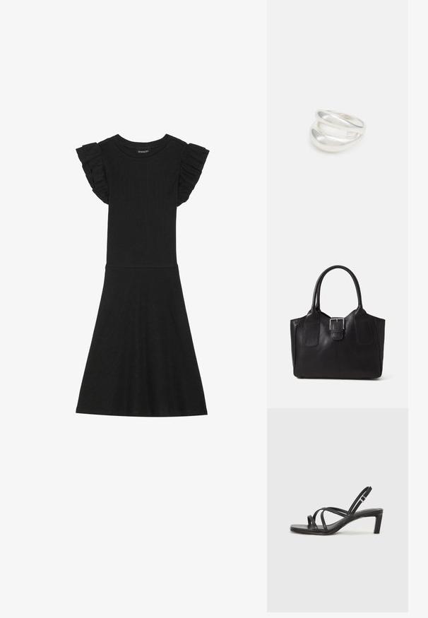 Juodas glemžtas suknelė su trumpomis kraštinėmis rankovėmis ir prigludusia liemene, plečiantis nuo liemens iki kelių ilgio, su apvaliu iškirpimu.; Juodi šlepetės su kvadratiniu pirštu ir žemu bloku kulnu. Yra keli ploni dirželiai ir reguliuojamas kulkšnies diržas. Pagaminti iš lygios odos.; Juodas odinis nešiojamas krepšys su lygiu paviršiumi, struktūrine forma, dviem rankenėlėmis ir ryškiu sidabriniu sagties akcentu priekyje.; Sidabrinis dvigubas žiedas su lygiu, poliruotu paviršiumi. Pasižymi sklandžiu, kreiptu dizainu su persipinančiomis dalimis, suteikiančiomis modernų išvaizdą.