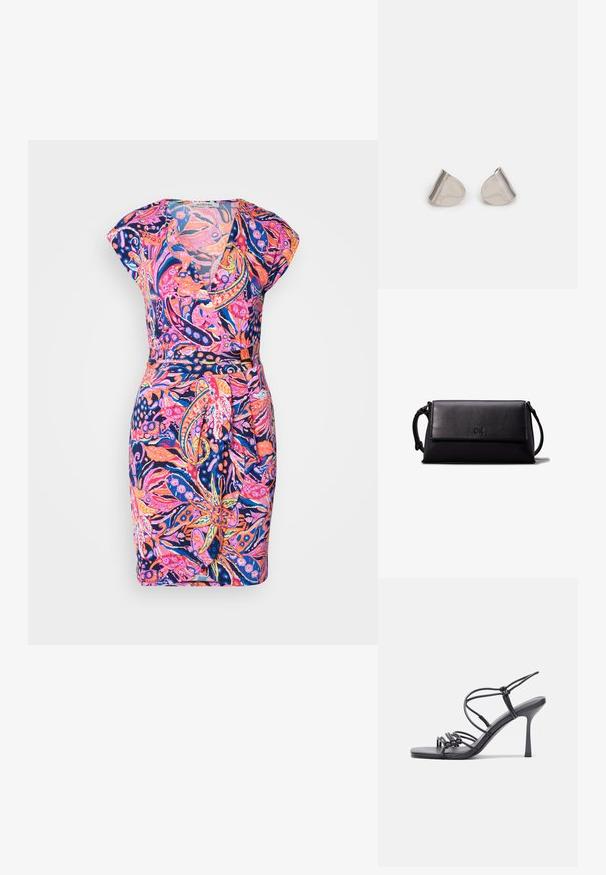 Ziedu motīvu kleita ar V veida dekoltē, īsām piedurknēm un pieguļošu jostasvietu. Krāsas ietver rozā, zilu un oranžu uz tumša fona.; Melnas augstpapēžu sandales ar plāniem siksniņām un mezgla dizainu, gluda kvadrātveida purngalu un elegantu stiletto papēdi.; Melna ādas maku ar taisnstūra formu, gludu tekstūru, platu aizdari un nelielu rokturi sānos. Satur diskretu logo.; Sudraba metāla auskari ar gludu, asarveida formu un pulētu apdari. Smalkas gravējumi pievieno detalizāciju. Minimālisma dizains.