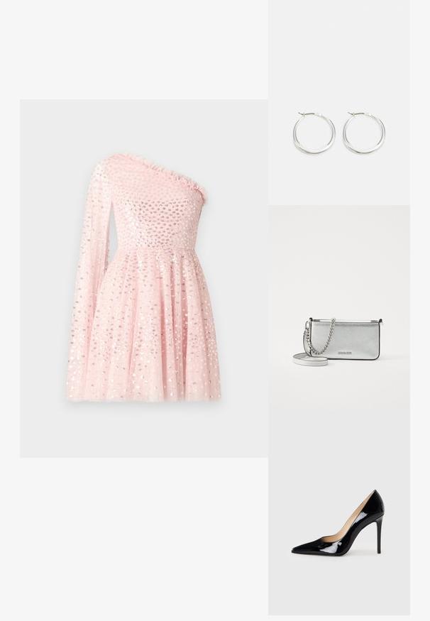 Ružové šatočky na jedno rameno s priesvitným dlhým rukávom, zdobené flitrami, volánovým výstrihom a rozšírenou sukňou.; Čierne lakované lodičky na vysokej podpätku s špicatou špičkou a elegantným siluetou. Disponujú hladkým, lesklým povrchom a štíhlym podpätkom.; Strieborná kožená crossbody taška s textúrovaným povrchom, reťazcovými a ramennými akcentmi a zipsovým uzáverom. Na prednej strane sa nachádza logo.; Strieborné kruhové náušnice majú hladký, zaoblený dizajn s tenkým profilom a bezpečným zapínaním. Minimalistický štýl s lešteným povrchom.