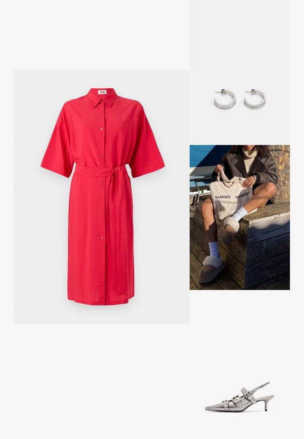 Czerwona sukienka koszulowa z kołnierzykiem, krótkimi rękawami, zapięciem na guziki z przodu i dopasowanym paskiem w talii. Gładki materiał z delikatnym połyskiem.; Metaliczne srebrne buty na obcasie typu slingback z ostrym noskiem, z trzema szerokimi paskami i kwadratowymi, metalowymi klamrami. Błyszcząca tekstura i smukły obcas.; Beżowa torba tote z napisem "SAMSOE" powtórzonym dwukrotnie, brązowe klapki z białym futerkiem, białe skarpetki oraz brązowy płaszcz z owczej wełny na drewnianej powierzchni.; Srebrne kolczyki w formie kółek, z gładką powierzchnią i rzędem małych przezroczystych kamieni wzdłuż dolnej krawędzi, z zapięciem na sztyft.