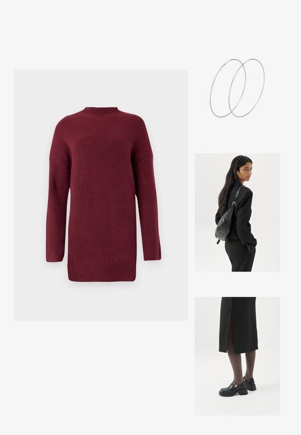 Burgunderfarbener Strickpullover mit hohem Kragen, gerippter Textur, langen Ärmeln und lockerer Passform, mit überschnittenen Schultern und geradem Saum.; Schwarze Lederschuhe mit abgerundetem Zeh, dicker Blockabsatz und elastischen seitlichen Akzenten, kombiniert mit dunklen Strumpfhosen und einem schwarzen Rock mit Schlitz.; Frau mit langen dunklen Haaren, die einen schwarzen Anzug trägt und eine schwarze Lederschultertasche hält, schaut über ihre Schulter vor einem weißen Hintergrund.; Silberne Creolen mit minimalistischem Design. Rundform, glatte Oberfläche und dünnes Profil. Leichtgewichtig mit hochglänzender Oberfläche.