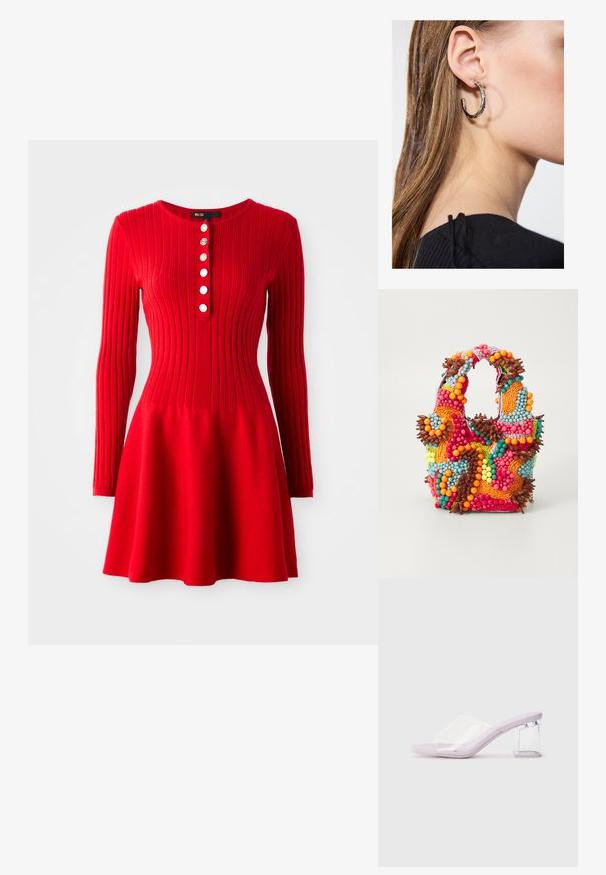 Rode ribgebreide jurk met lange mouwen, aansluitende bovenkant en uitlopende rok. Heeft een ronde halslijn en vijf witte knopen aan de voorkant.; Lila hakjes met een doorzichtig plastic bovenwerk en een transparante blokhak. Gladde textuur, open teen ontwerp, minimalistische vorm.; Beaded handtas met levendige kleuren: roze, oranje, blauw en bruin. Getextureerd oppervlak met ronde kralen en organische vormen, stevige handvatten.; Zilveren oorbel met een gepolijste afwerking, met kleine gouden accentdetails en een ronde vorm, gedragen op de oorlel.