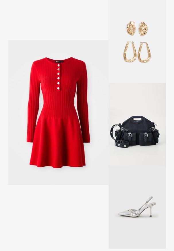 Rotes geripptes Strickkleid mit langen Ärmeln, tailliertem Oberteil und ausgestellt Rock. Mit Rundhalsausschnitt und fünf weißen Knöpfen an der Vorderseite.; Silberner Slingback-High-Heel-Schuh mit spitz zulaufender Zehenpartie, metallic-finish, zwei dekorativen Riemen und einem schlanken Absatz mit schwarzer Spitze.; Dunkelblaue Denim-Tasche mit runder Form, mehreren äußeren Taschen, verstellbarem Tragegurt und silberfarbenen Hardware-Akzenten. Mit Traggriff versehen.; Ohrringe in Goldoptik mit strukturierten, gewellten Formen. Beinhaltet skulpturale Clip-Ohrringe und ein offenes Hoop-Design mit gehämmertem Finish.