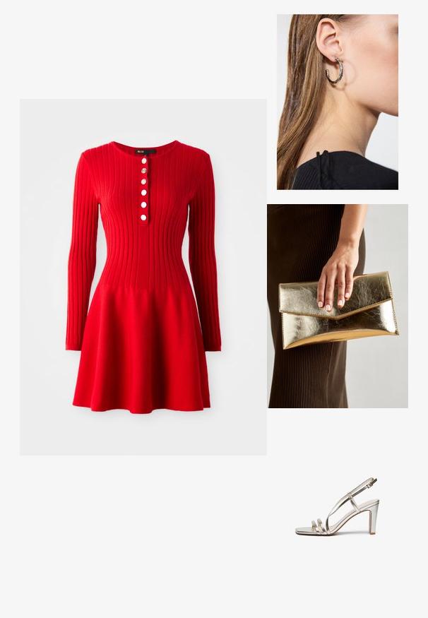 Červené pletené šaty s rebrovaným vzorom, dlhými rukávmi, priliehavým telom a rozšírenou sukňou. Má okrúhly výstrih a päť bielych gombíkov vpredu.; Metalické strieborné sandále na vysokom podpätku s otvorenou špičkou, s tromi tenkými popruhmi cez nohu a remienkom okolo členka so sponou.; Zlatá metalická kabelka cez plece s hladkým povrchom, ktorá má trojuholníkové uzavretie. Ruka ju drží a má starostlivo upravené nechty.; Strieborná kruhová náušnica s lesklým povrchom, obsahujúca malé zlaté akcenty a okrúhly tvar, nosená na lalôčiku ucha.