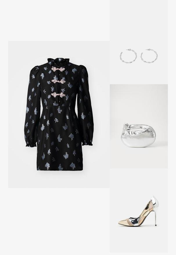 Czarna sukienka z długimi, bufiastymi rękawami, falbankowym kołnierzykiem, kwiatowymi haftami w niebieskim i srebrnym kolorze, zapinana na różowe dekoracyjne zapięcia.; Czółenka na wysokim obcasie z wąskim noskiem w kolorze srebrnym, złotym i nude. Lśniące wykończenie z wycięciami, z obcasem w stylu stiletto.; Srebrna metaliczna torba worek o miękkim, zaokrąglonym kształcie i zawiązywanym z góry zapięciem. Wykonana z gładkiego materiału imitującego skórę.; Srebrne kolczyki w kształcie obręczy z skręconym wzorem, z polerowanym wykończeniem i zapięciem na sztyft. Mają średnicę około 3 cm.