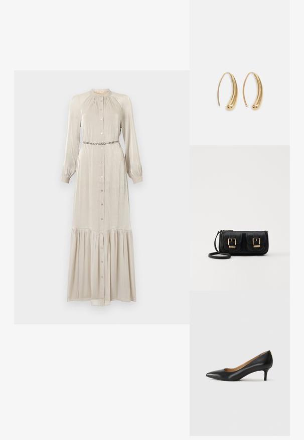 Dlouhé béžové šaty z lesklé tkaniny, s knoflíkovým zapínáním vpředu, dlouhými rukávy, nabíraným výstřihem a vrstveným lemem. Obsahují metalickou pásku.; Černé kožené lodičky s špičatou špičkou, nízkým podpatkem a hladkým povrchem. Mají mírné otevření vpředu a minimální kovové prvky na zadní straně.; Černá kožená crossbody taška se dvěma předními kapsami, zlatými přezkami, zipovým uzávěrem a štíhlým popruhem. Texturovaný povrch a kompaktní obdélníkový tvar.; Náušnice ve tvaru kruhu z pozlaceného kovu s vroubkovaným, prodlouženým tvarem. Mají hladký, lesklý povrch a zaoblený konec pro zvýraznění detailu.